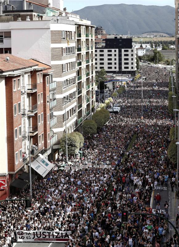 Fotos: Miles de personas protestan en Pamplona contra la sentencia impuesta a los ocho jóvenes por la agresión de Alsasua