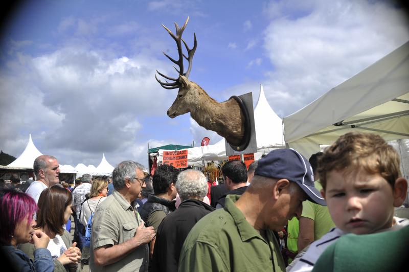 La localidad vizcaína de Dima acoge hoy la XXVI edición del día del Cazador y Pescador. Cientos de personas han acudido a la cita que aúna las reivindicaciones del colectivo con distintas actividades de caráter lúdico