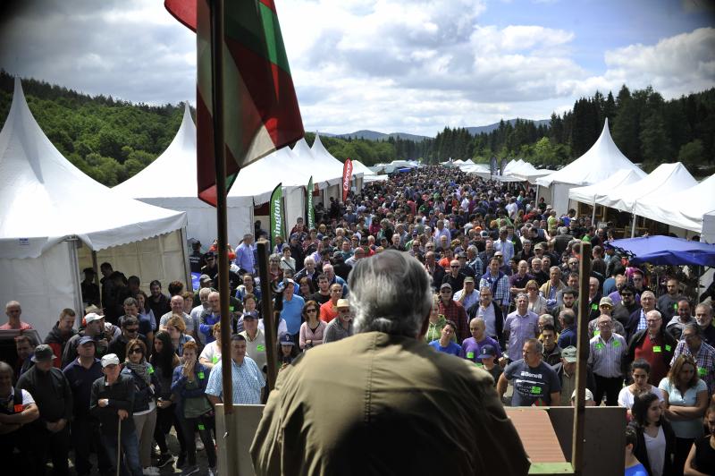 La localidad vizcaína de Dima acoge hoy la XXVI edición del día del Cazador y Pescador. Cientos de personas han acudido a la cita que aúna las reivindicaciones del colectivo con distintas actividades de caráter lúdico