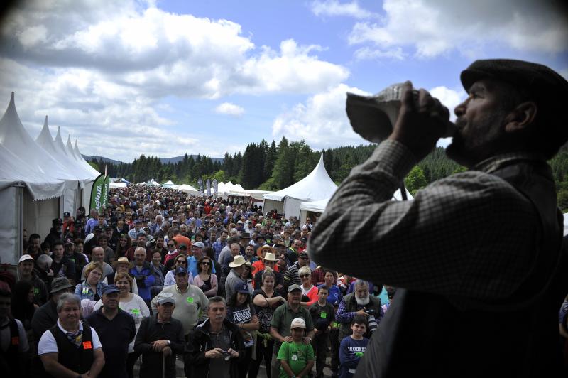 La localidad vizcaína de Dima acoge hoy la XXVI edición del día del Cazador y Pescador. Cientos de personas han acudido a la cita que aúna las reivindicaciones del colectivo con distintas actividades de caráter lúdico