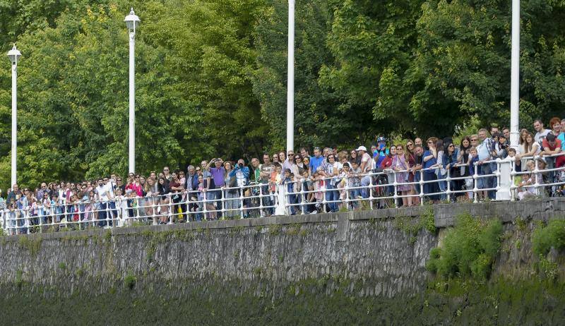 La ciudad ha celebrado este domingo su tradicional cita con los 'invasores' de goma de la estropatada