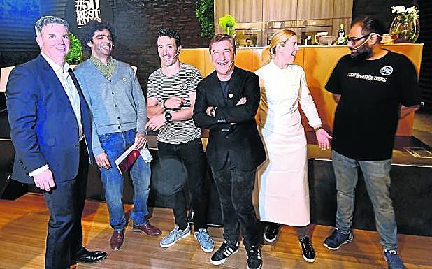 El editor de '50 Best', William Drew, Nicolas Mounard y Eneko Atxa junto a Joan Roca, Clare Smyth y Gaggam Anand en el BCC.