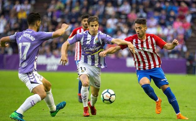 Jony disputa el balón ante Pablo Hervías, jugador del Valladolid.