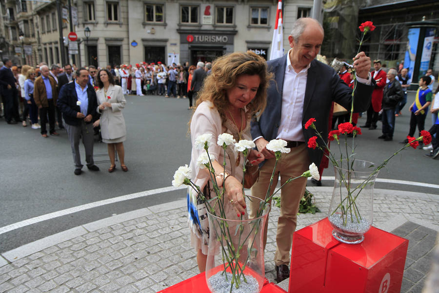 El alcalde de Bilbao, Juan Maria Aburto, junto al resto de la Corporación, ha presidido la ofrenda floral ante la estatua de Don Diego López de Haro con motivo del aniversario de la Villa de Bilbao