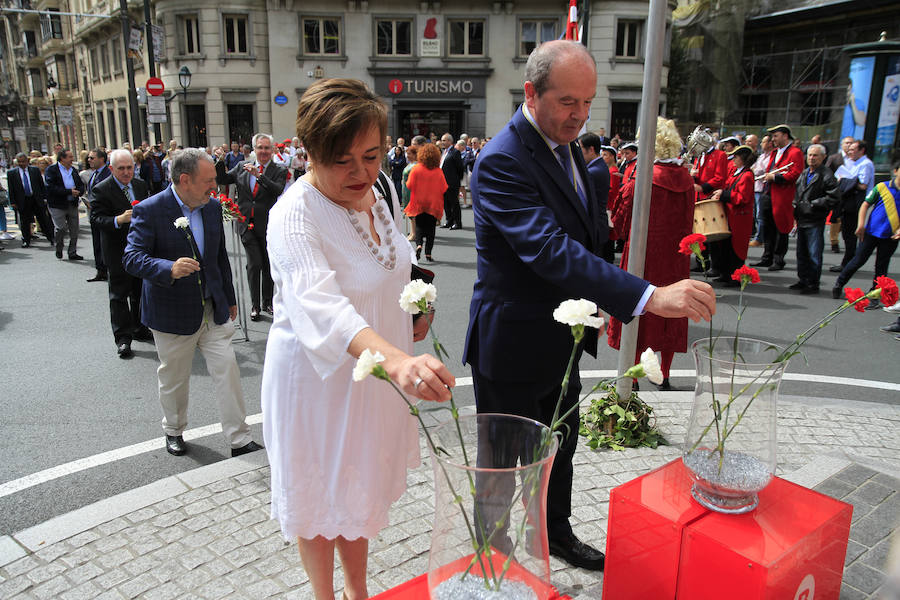 El alcalde de Bilbao, Juan Maria Aburto, junto al resto de la Corporación, ha presidido la ofrenda floral ante la estatua de Don Diego López de Haro con motivo del aniversario de la Villa de Bilbao