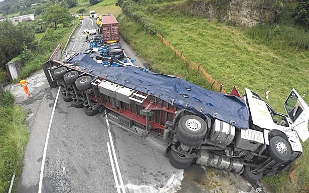 Uno de los camiones accidentados.