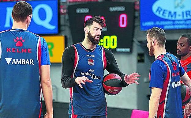 Shengelia y Huertas, dos de los pesos pesados de la plantilla baskonista, conversan durante la sesión de entrenamiento que el equipo vitoriano realizó en la mañana de ayer en el Buesa Arena. 