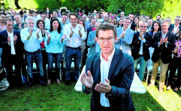 Los dirigentes del PP gallego aplauden a Feijóo al término de su comparecencia en un hotel de Santiago. 