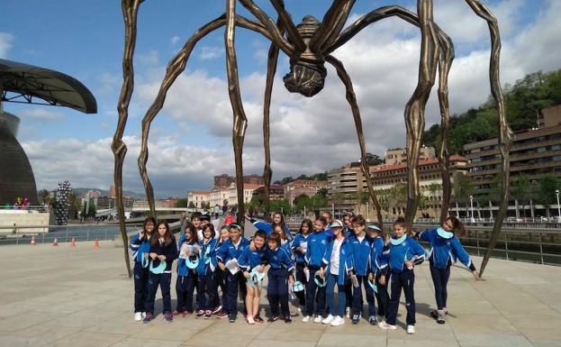 Los guías por un día conversan con los turistas en castellano, euskera e inglés.