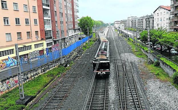 Un tren pasa por debajo del puente de San Cristóbal. 