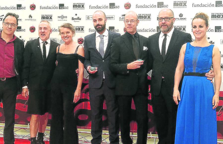 El equipo de 'Los Gondra', con el autor de la obra, Borja Ortiz de Gondra, en el centro con camisa negra. 