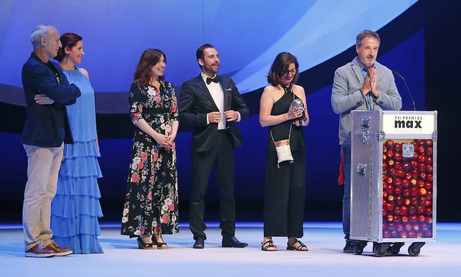 Kiti Kraft de Bambalina Titelles SL recibe el premio al mejor espectáculo en la gala de los XXI Premios MAX.