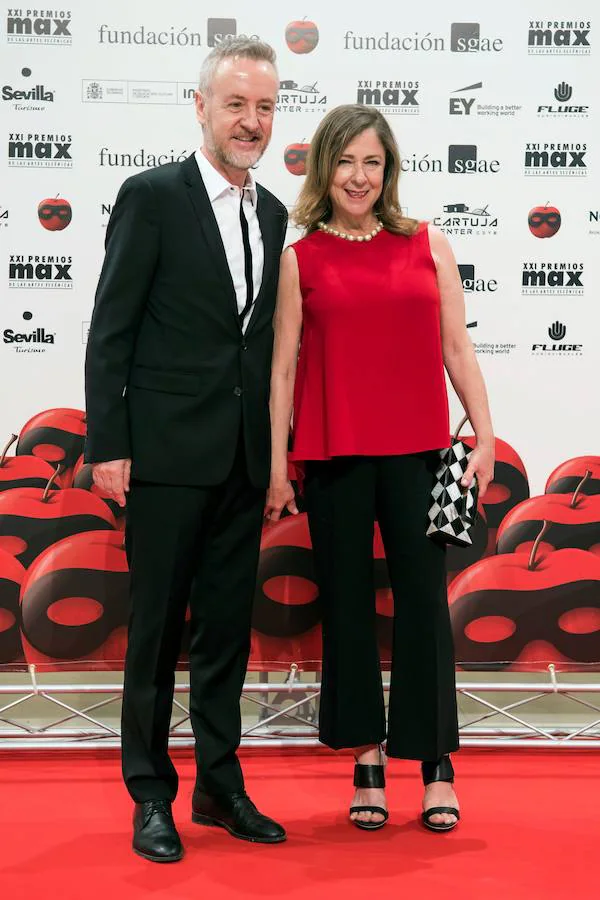 El actor Carlos Hipólito y su esposa Mapi Sagaseta a su llegada a la XXI edición de los Premios Max de las Artes Escénicas.