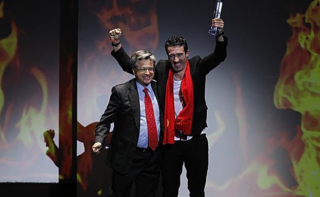 El cocinero Eneko Atxa celebra seguir estando entre los 50 mejores del mundo.