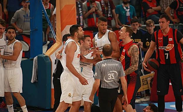 Los azulgranas recriminan a Felipe Reyes un golpe sobre Shengelia, que acabó en el suelo. 