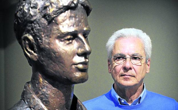 Carlos Totorika, frente a un busto en recuerdo de Miguel Ángel Blanco. 