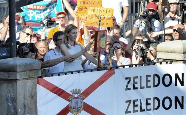 La escritora vitoriana Eva García Sáenz de Urturi fue la encargada de lanzar el Txupinazo en las fiestas de 2017.