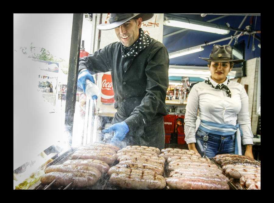 Agarramos el pasaporte y nos embarcamos en una vuelta al mundo que tiene su primera parada en los puestos gastronómicos del certamen ubicado en el barrio de El Pilar