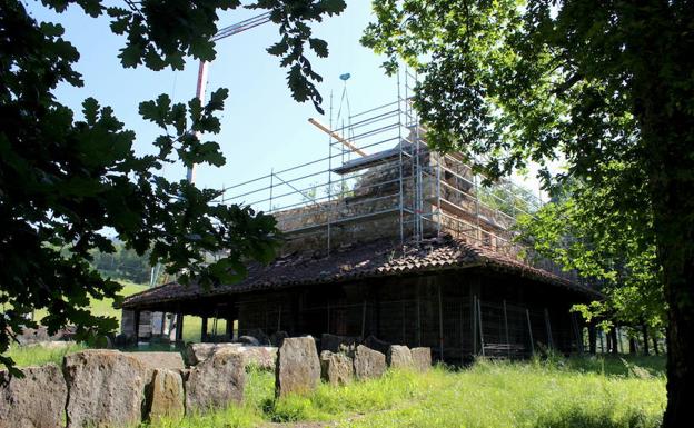 Obras de reparación en la cubierta de la ermita de San Adrián. 