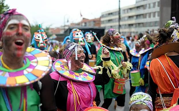Ambiente festivo en la bajada de cuadrillas de 2017. 