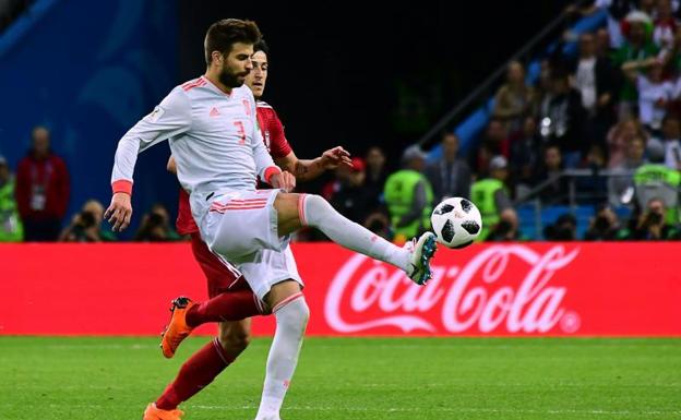 Gerard Piqué, en un lance del partido ante Irán.