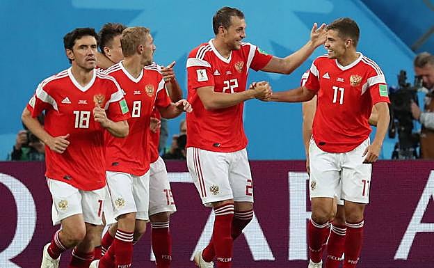 Rusia celebra uno de los goles ante Egipto.