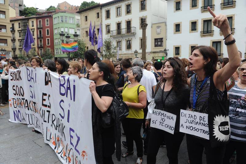 Bilbao y Vitoria han acogido dos protestas multitudinarias en la Plaza Unamuno y en la Virgen Blanca