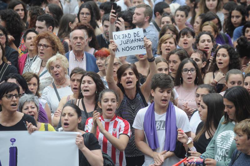 Bilbao y Vitoria han acogido dos protestas multitudinarias en la Plaza Unamuno y en la Virgen Blanca