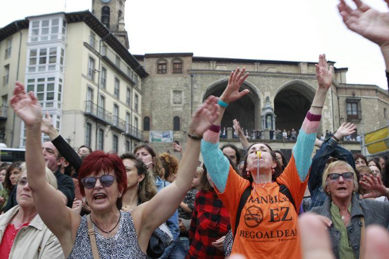 Bilbao y Vitoria han acogido dos protestas multitudinarias en la Plaza Unamuno y en la Virgen Blanca