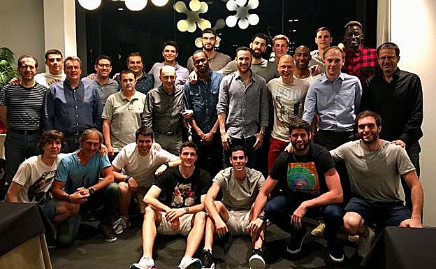 Foto de la última cena de temporada de la familia baskonista.