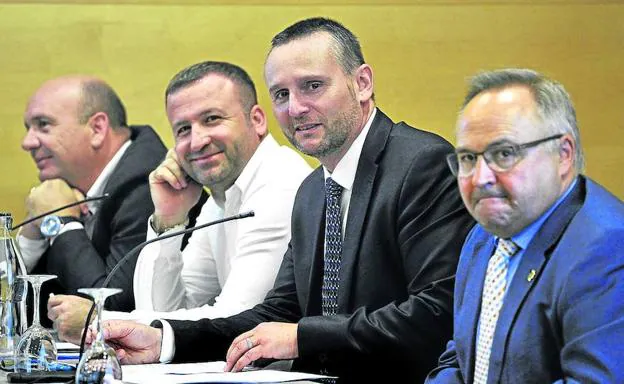 De izquierda a derecha, Saimr Boshnjaku, Gentian Hilla, Michel Heckmann y José Carlos Llorente. 