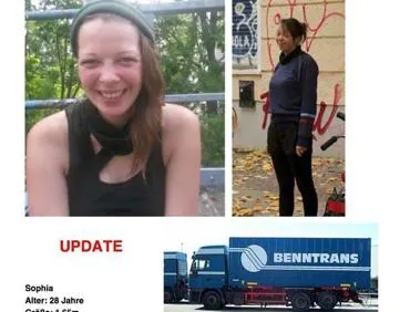Imagen secundaria 1 - La gasolinera donde ha aparecido el cuerpo de la joven (arriba), parte de un cartel y la foto de la mujer difundidas en las redes para tratar de localizarla. 