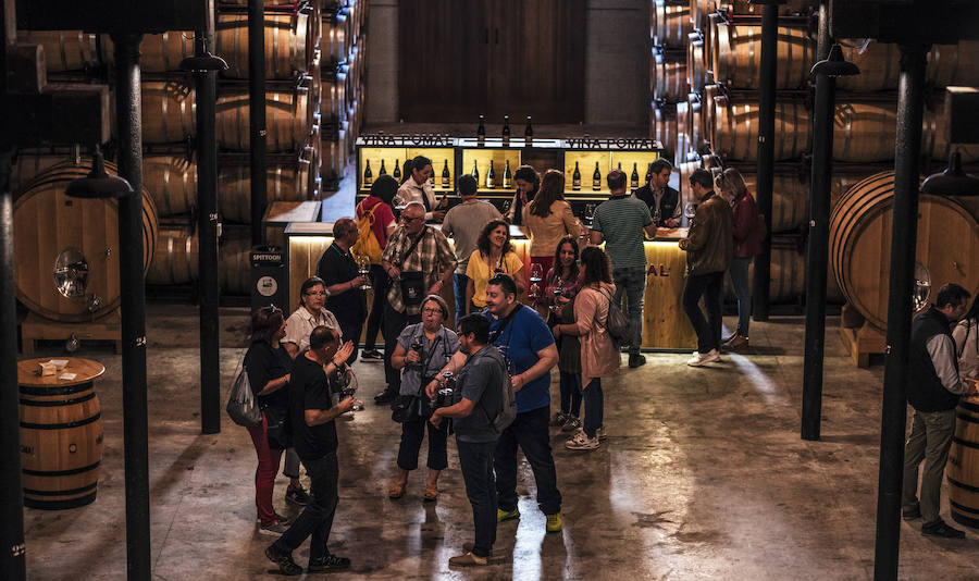 Ambiente en las bodegas del Barrio de La Estación de Haro. 