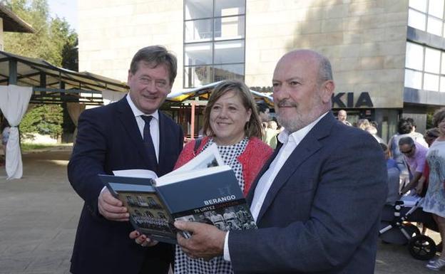 El consejero Bingen Zupiria, la alcaldesa Isabel Alonso e Iñaki González, de Simón Otxandategi. 