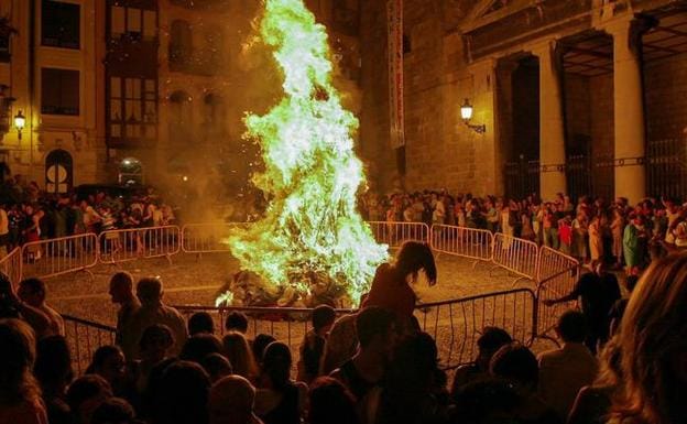 La plaza del Ayuntamiento de Bermeo reunirá esta noche a cientos de vecinos alrededor del fuego. 