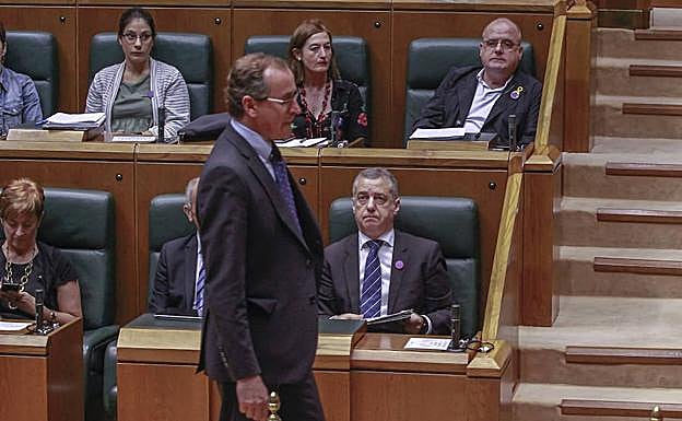 Alfonso Alonso pasa por delante de Urkullu en el Parlamento vasco. 