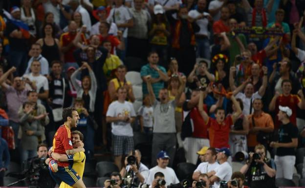Cesc Fábregas e Iker Casillas celebrando la victoria