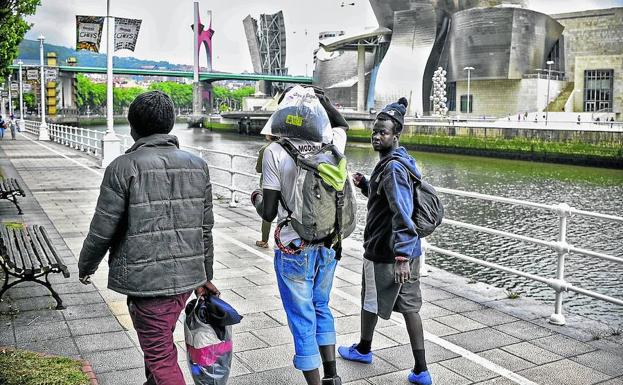 Tres senegaleses caminan por el entorno del Guggenheim en la tarde del pasado jueves.