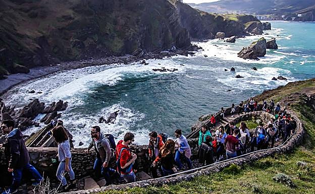 Turistas en San Juan de Gaztelugatxe.