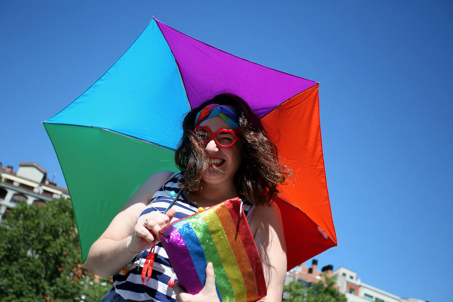 Rojo, naranja, amarillo, verde, azul y violeta. Los colores que forman la bandera del orgullo LGTB han inundado este sábado la ría de Bilbao. ¿El motivo? La celebración de la cuarta edición del Bilbao Bizkaia Pride. 