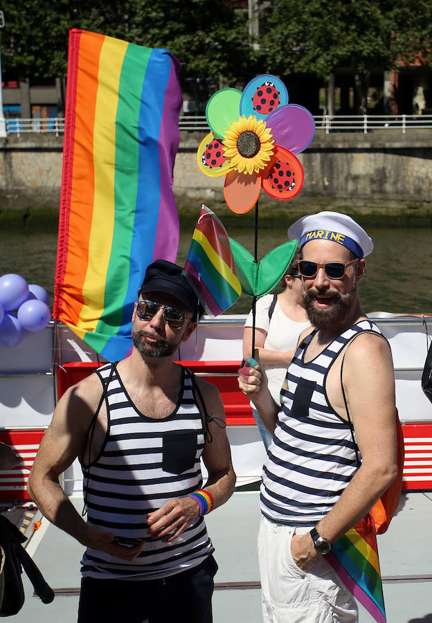Rojo, naranja, amarillo, verde, azul y violeta. Los colores que forman la bandera del orgullo LGTB han inundado este sábado la ría de Bilbao. ¿El motivo? La celebración de la cuarta edición del Bilbao Bizkaia Pride. 