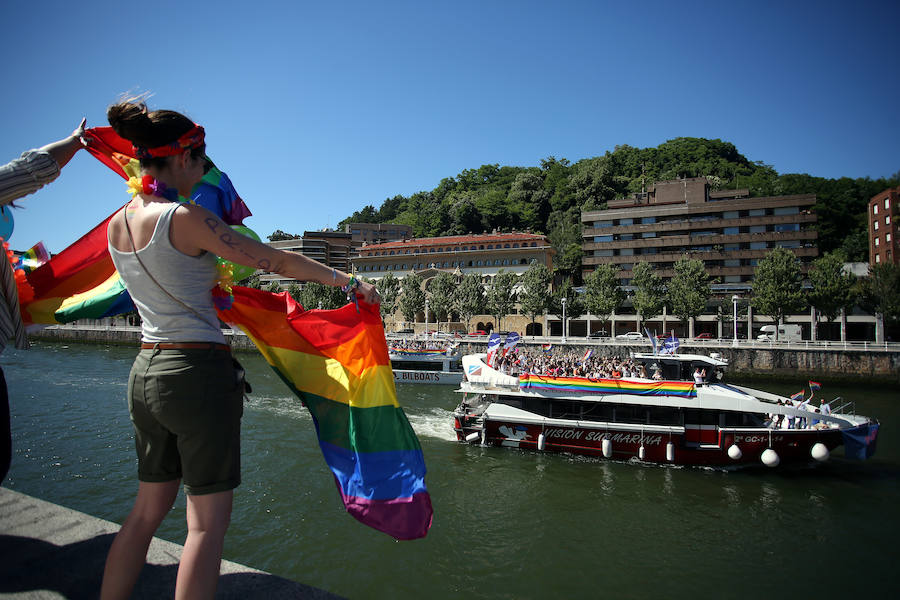 Rojo, naranja, amarillo, verde, azul y violeta. Los colores que forman la bandera del orgullo LGTB han inundado este sábado la ría de Bilbao. ¿El motivo? La celebración de la cuarta edición del Bilbao Bizkaia Pride. 