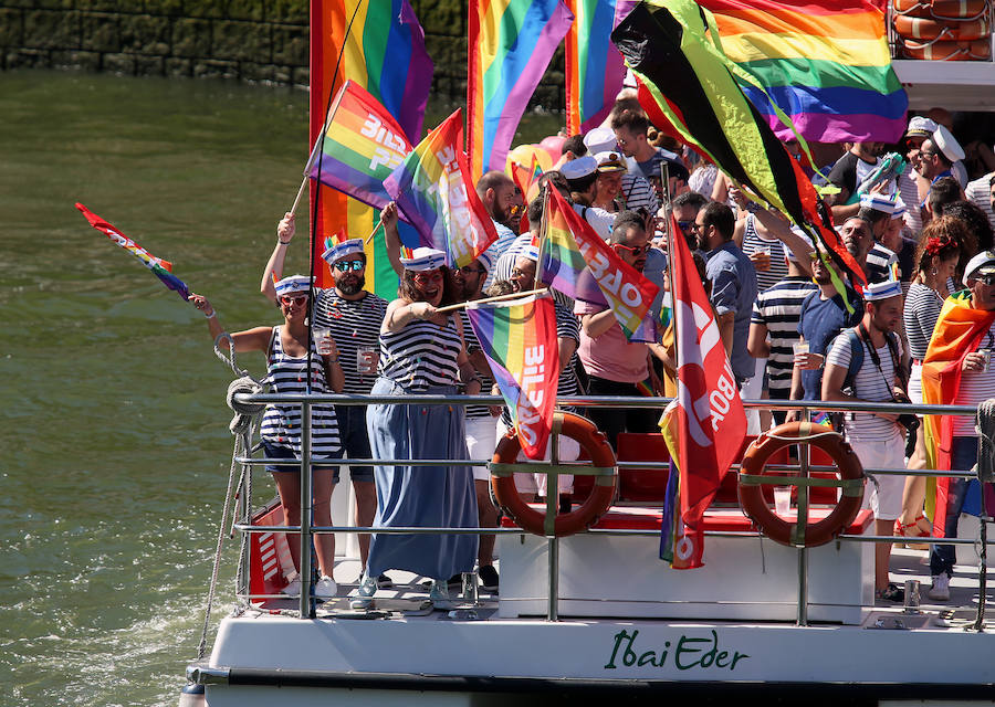 Rojo, naranja, amarillo, verde, azul y violeta. Los colores que forman la bandera del orgullo LGTB han inundado este sábado la ría de Bilbao. ¿El motivo? La celebración de la cuarta edición del Bilbao Bizkaia Pride. 