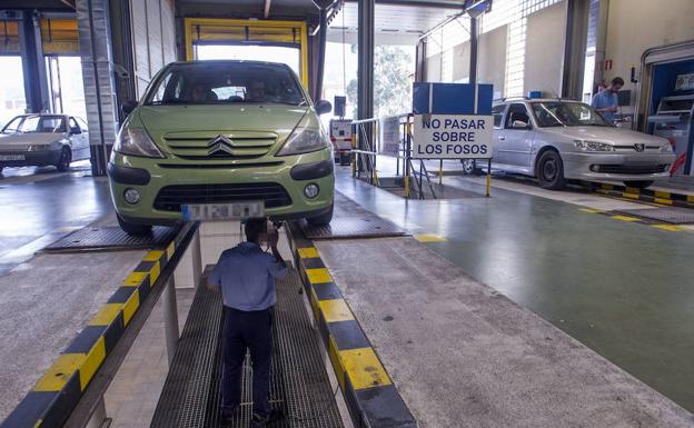 Un vehículo durante la inspección de la ITV.