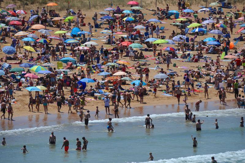 Las temperaturas, que en el interior han alcanzado los 30 grados y en la costa se han suavizado por la brisa, han aminado a los vizcaínos a acudir a los arenales