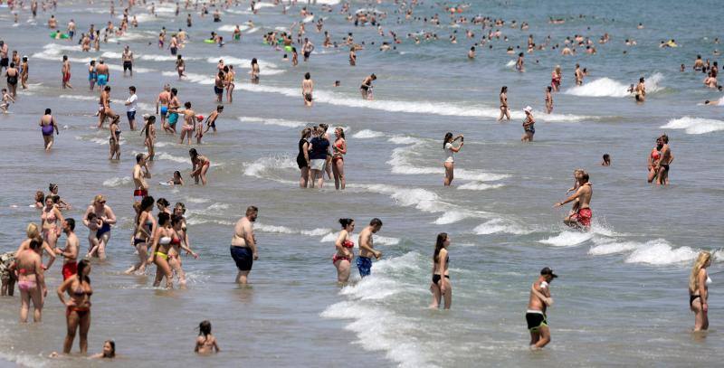 Las temperaturas, que en el interior han alcanzado los 30 grados y en la costa se han suavizado por la brisa, han aminado a los vizcaínos a acudir a los arenales