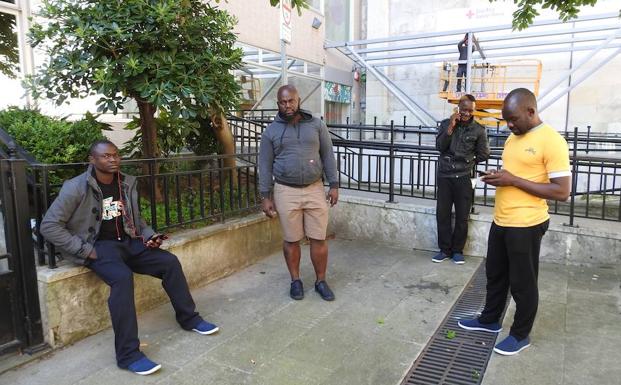 Cuatro de los inmigrantes llegados a Bilbao, en las inmediaciones de la Cruz Roja. 