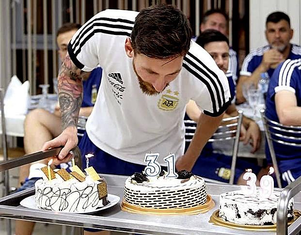 Messi cumplió 31 años el domingo y lo celebró con sus compañeros de selección. 