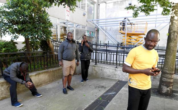 El camerunés Tambo Enmanuel Signe, junto a otros migrantes que llegaron ayer a Bilbao procedentes del sur.