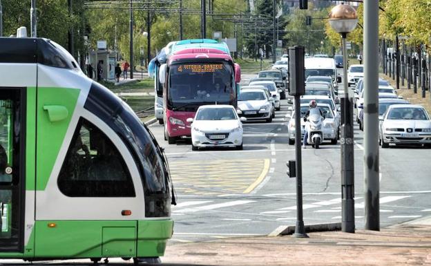 El tranvía de Vitoria ya funciona con su horario de verano.